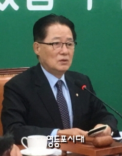 국민의당 비상대책위원장이자 원내대표인 박지원 의원이 18일 오전 국회에서 원내대책회의를 열고 문재인 더불어민주당 전 대표에게는 정확한 입장 표명을,  새누리당에게는 색깔공세 중단을 촉구하고 있다. &copy;영등포시대