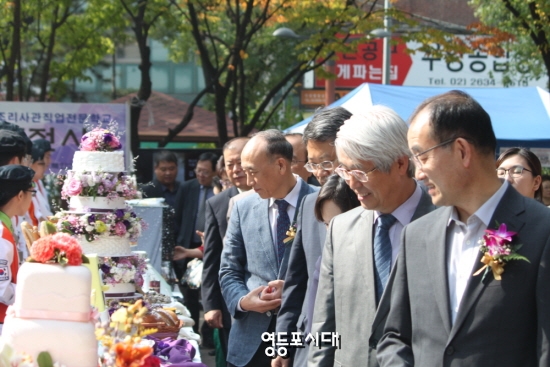 안종인 남부교육지원청장과 관계자들이 학생들의 작품을 둘러보고 있다. &copy;영등포시대 