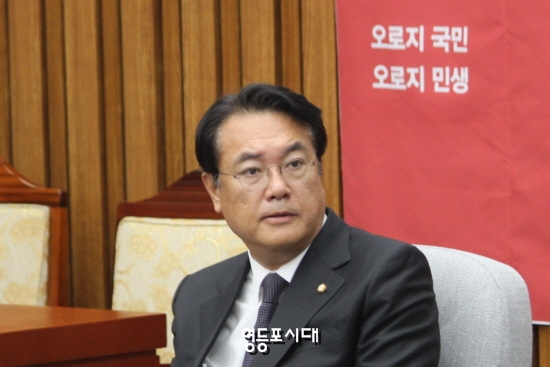 새누리당 정진석 원내대표는 21일 국회에서 열린 원내대책회의에서 “문재인 전 대표의 ‘찌질이’ 발언은 민망한 수준이다”며 비판의 날을 세웠다. &copy;임상종 기자 