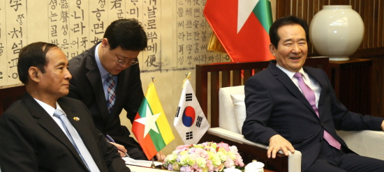 정세균 국회의장은 10월 27일 오전 의장접견실에서 윈 민(Win Myint) 미얀마 하원의장과 회담을 갖고 있다. &copy;국회 