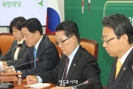 박지원 국민의당 비상대책위원장이 28일 국회에서 열린 국민의당 비상대책위원회에서 박근혜 대통령과 최순실 씨의 사과를 촉구하고 있다. &copy;임종상 기자 