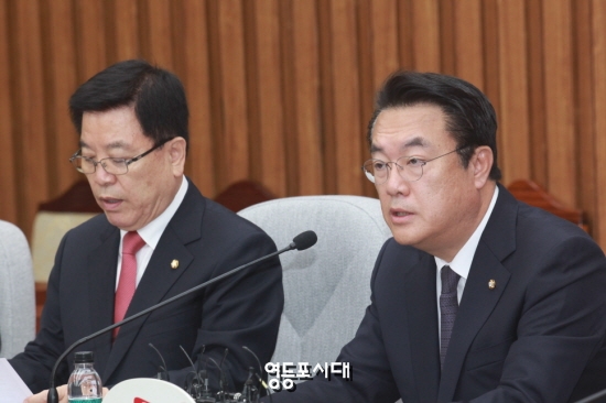 정진석 새누리당 원내대표(사진 왼쪽)가 4일 오전 국회에서 상임위원장-간사단 연석회의를 주재하고 “정기국회 예산안 처리를 강조하고 있다. &copy;임종상 기자 