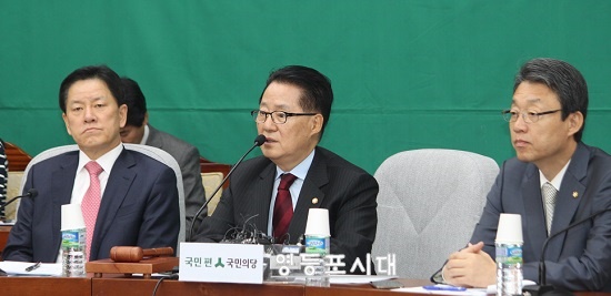 박지원 비대위원장은 10일 국회에서 비상대책위원-국회의원 연석회의를 열고 “12일 촛불집회에 당력을 집중해 국민과 함께할 것이다”며 장외 투쟁을 선언했다. &copy;임종상 기자 