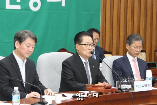 박지원 국민의당 비대위원장은 국회에서 국회의원 연석회의를 열고 “어떻게 됐든 국민의당은 촛불 민심에서 확인한 대로 박 대통령의 퇴진을 위해 모두가 단결해 함께 나가자”고 당부하고 있다. &copy;임종상 기자 