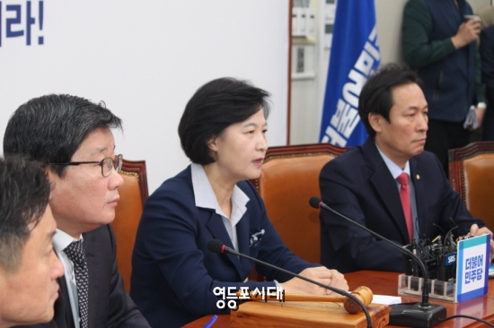 추미애 더불어민주당 대표(오른쪽에서 두 번째)가 14일 국회에서 열린 최고위원회에서 이날 아침 청와대에 전격 제안한 긴급회담에 대해 설명하고 있다. ©임종상 기자 