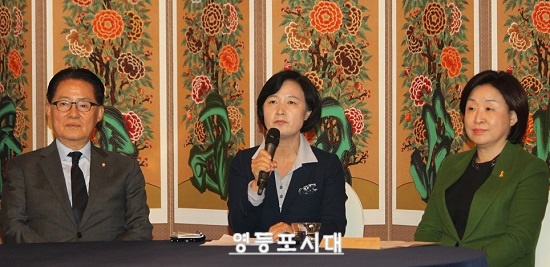 17일 국회 사랑재에서 열린 야 3당 대표 회동에서 추미애 더불어민주당 대표가 야 3당의 공조를 재삼 강조하고 있다. &copy;임종상 기자 