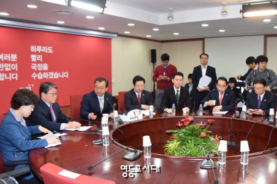 조원진 최고위원(사진 왼쪽에서 두 번째)이 “국정 안정을 위해 국회가 적극적으로 나서야 한다”고 강조하고 있다.  ©영등포시대