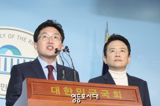 새누리당은 “민주주의를 지켜나갈 의지도 능력도 없다. 정당다움을 잃어버렸다”고 주장하고 탈당을 선언하고 있는 김용태 의원(오른쪽), 남경필 경기지사 ©임종상 기자 