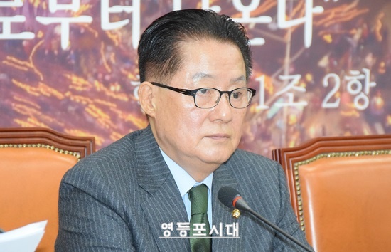 28일 국회에서 열린 국민의당 비상대책회의에서 김기춘 전 청와대비서실장을 향해 지금이라도 제 발로 검찰을 찾아가 수사를 자처하라고 촉구하고 있는 박지원 비대위원장 &copy;영등포시대 