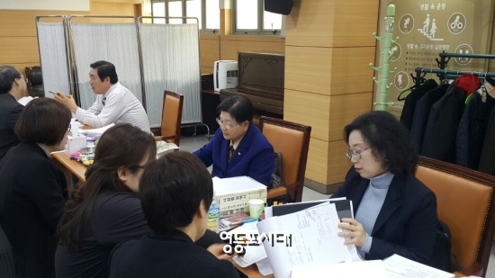 11월 25일 영등포구 보건소 3층에서 영등포구 사회건설위원회 위원들이 행정사무감사를 벌이고 있다. &copy;영등포시대  