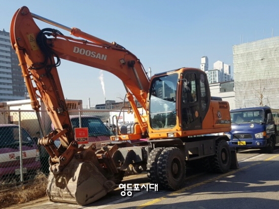 무한궤도 식으로 자동차가 아닌 건설기계로 분류되어 견인이외는 단속 방법이 없는 굴착기가거주자 우선추자 구역내에 2개 면을 차지한 체 불법으로 세워져 있다. &copy;영등포시대 