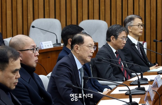 국정조사특별위원회 청문에 참석한 김기춘 전 청와대 비서실장(사진 가운데)이 만만회 사건 등에 대해 “아는 바가 없다”고 부인으로 일관했다. ⓒ영등포시대 