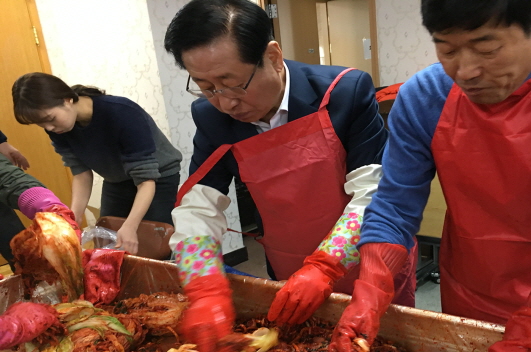 이용주 의장이 6일 양평일동 주민센터 앞마당에서 개최된‘사랑의 김장 나누기’행사 참여해 김치 속을 넣고 있다. &copy;영등포구의회