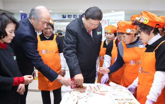 조길형 영등포구청장은 7일 오전 영등포구청 1층에서 ‘꽃할매네 3호점’ 개점을 홍보하는 자리에 참석해 출근하는 직원들과 함께 밑반찬을 시식하고 있다. &copy;영등포구  