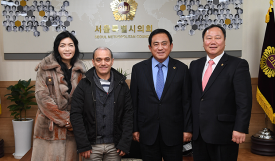 서울시의회 양준욱 의장(오른쪽에서 두번째)이 기념촬영을 하고 있다. 