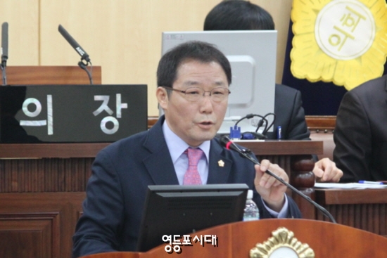 질의에 나선 김용범 의원이 범죄와 안전으로부터 주민을 보호하기 위해 어떠한 사업과 정책을 시행했는지에 대해 따져 묻고 있다. &copy;영등포시대 