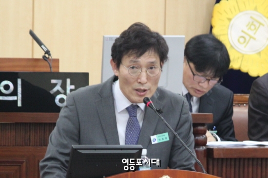 연동열 건설국장이 범죄예방과 구민 안전을 강화 사업에 대해 설명하고 있다. &copy;영등포시대 