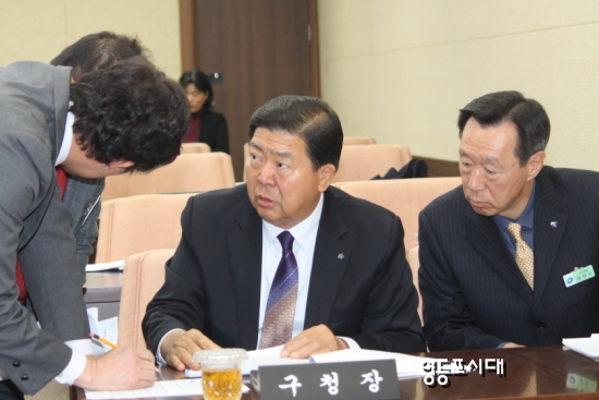 일괄 답변에 앞서 조길형 구청장과 관계자들이 답변에 대해 논의하고 있다. &copy;영등포시대 