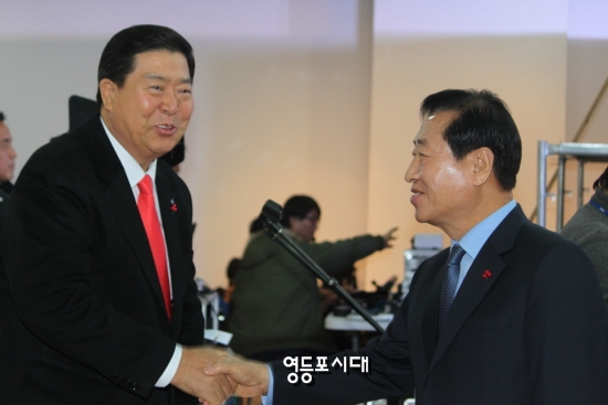 ‘2017 희망온돌 따뜻한 겨울나기 모금운동’에 참여한 조길형 구정장(사진 왼쪽)과 이용주 의장이 반갑게 인사를 나누고 있다. &copy;영등포시대 