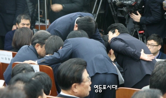 16일 오전 새누리당 원내대표 경선과 관련해 후보자 3분 발언을 마치고 투표에 들어가기 직전 조경태 의원 등이 모여 귀엣말을 주고받고 있다. &copy;영등포시대 