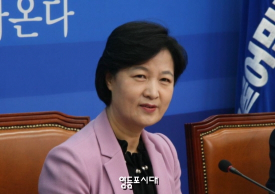 16일 국회에서 열린 최고위원회에 참석한 추미애 대표가 “대법원장 사찰, 억대 매관매직 의혹 실체 밝혀혀 엄하게 처벌해야 한다”고 강조하고 있다. &copy;영등포시대 