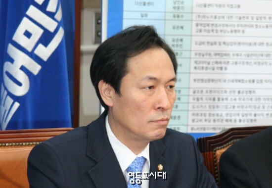 16일 국회에서 열린 최고위원회에 참석한 우상호 원내대표가 “황교안 대행은 국무총리의 자격으로 대행하는 것이다”며 황 총리의 광폭행보에 대한 견제구를 날리고 있다. &copy;영등포시대 