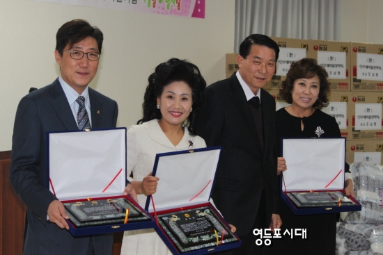 • 조남형 신오새마을장학회 회장(사진 오른쪽에서 두 번째)이 모범청소년에게 장학금, 어르신에게는 위문품을 전달했다. &copy;영등포시대 