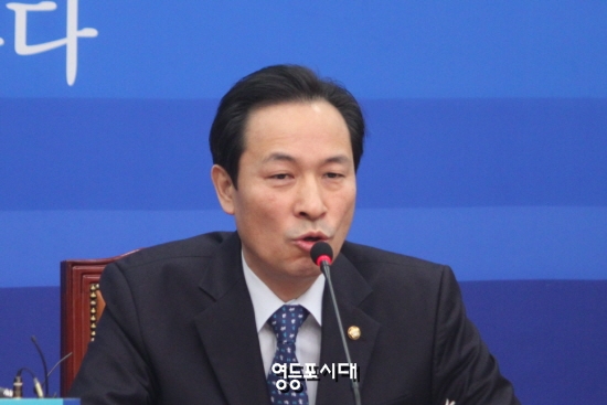 우상호 원내대표가 23일 국회에서 열린 최고위원회에 참석해 새누리당의 분당에 대해 “친박과 비박으로 분화되어서 집안싸움에 여념이 없다”고 비판하고 있다. &copy;영등포시대  