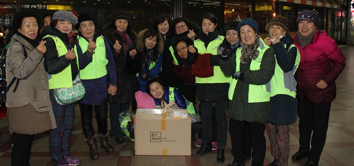 노숙인들에게 목도리 전달을 마친 좋은 이웃들 봉사자들이 자세를 취하고 있다. ⓒ영등포시대 