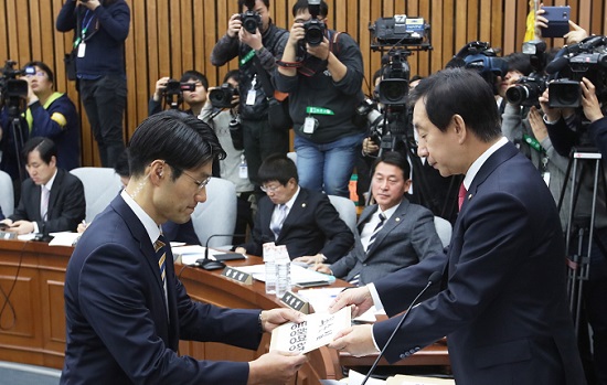 7일 국회 ‘박근혜 정부의 최순실 등 민간인에 의한 국정농단 의혹사건 진상규명을 위한 국정조사특별위원회(위원장 김성태)’가 2차 청문회 불출석자에 동행명령장을 발부하고 있다. ⓒ국회