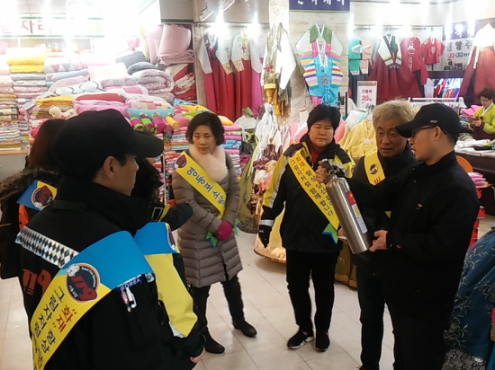 27일(수) 오후 영등포소방서대원 전통시장 화재예방 안전관리 캠페인을 시행하고 있다. &copy;영등포소방서 
