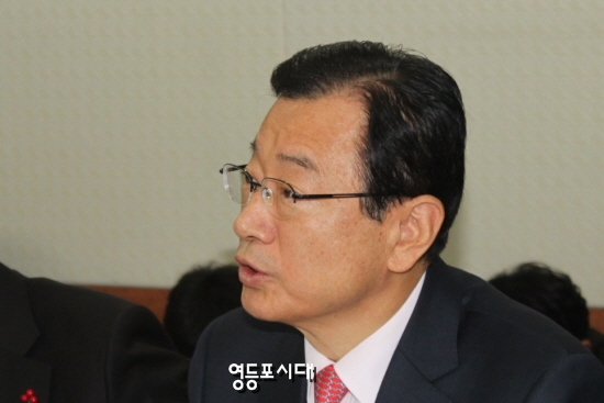 이현재 정책위의장이 2일 오전 여의도 당사에서 열린 주요당직자 회의 에 참석해 작년 말 대비 가계대출 비율, LTI의 상승세가 두드러진 점을 지적하고 있다. &copy;영등포시대 