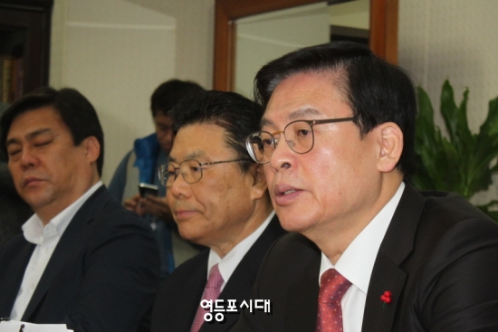 새누리당 정우택 원내대표는 2일 여의도 당사에서 주요당직자 회의 열고 “도로 친박당을 탈피하고, 신보수정당으로 거듭나겠다”고 밝히고 있다. &copy;영등포시대 
