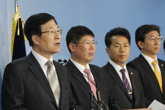 야당 미방위 위원들은 9일 오후 국회 정론관에서 기자회견을 열고 언론의 제 역할을 위해 “공영방송 지배구조 개선과 방송편성의 자유 보장이 우선돼야 한다”고 강조했다. ©신경민 의원실 