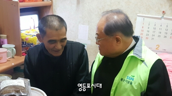 정진원 회장(사진 오른쪽)이 영등포동의 한 오피스텔에 거주하는 이**(76세) 씨를 방문해 애로사항을 듣고 있다. &copy;영등포시대 