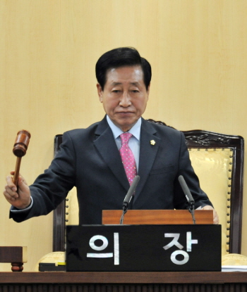 영등포구의회 이용주 의장이 24일 제199회 임시회 개회를 선언하고 있다. &copy;영등포구의회 