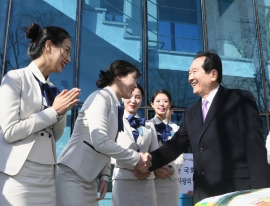 부산 ‘부경대 사랑독’에 쌀 600㎏ 기부한 정세균 의장이 관계자들과 인사를 나누고 있다. Ⓒ국회  