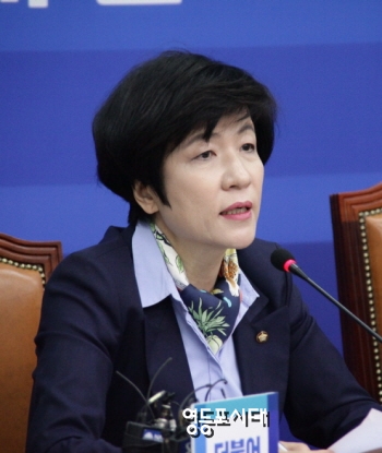 김영주 최고위원이 27일(월) 국회에서 열린 최고위원회에 참석해 헌법재판관에 대한 테러와 살해 협박에 대해 “대한민국 헌법과 민주주의가 허용하는 범위를 넘어선 것이다”고 강하게 비판하고 있다. &copy;영등포시대 