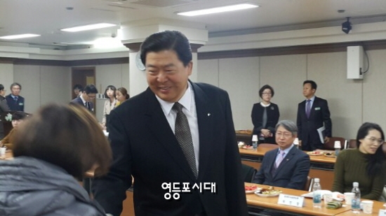 조길형 영등포구청장이 28일 오전 10시 영등포구청 본관 3층에서 열린 ‘2017년 발달장애인 일자리 채용식에 앞서 관계자들과 인사를 나누고 있다. &copy;영등포시대 