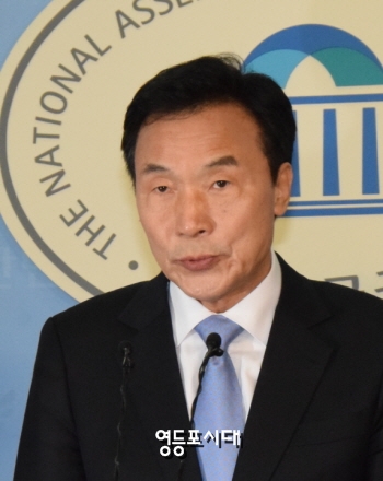 손학규 국민주권개혁회의 의장이 7일 오전 국회 정론관에서 기자회견을 열어 ‘평민만세’시리즈 중 첫 번째로, 일명 ‘공정만세’공약을 발표하고 있다. &copy;영등포시대 