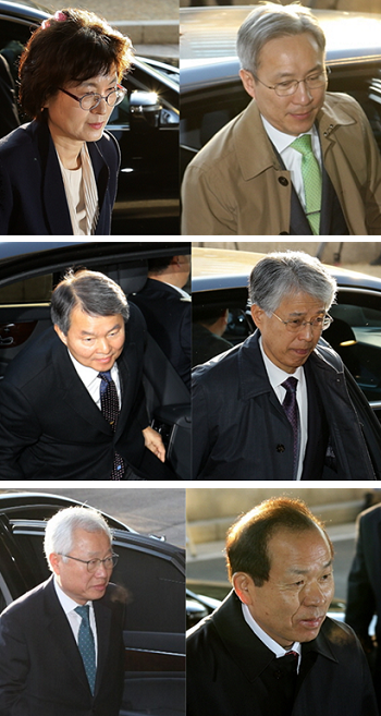 10일 오전 헌법재판관들이 헌법재판소에 들어서고 있다. &copy;국회 연합기자단 