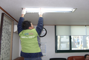 서울시 빗물펌프장 근무자가 지역 내 어려운 이웃을 방문해 노후 램프를 교체해 주고 있다. &copy;서울시 