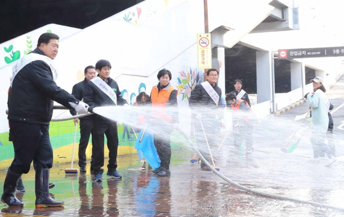 ▲조길형 영등포구청장(사진 왼쪽)이 영등포역 앞에서 직접 물청소를 하고 있다. &copy;영등포구 