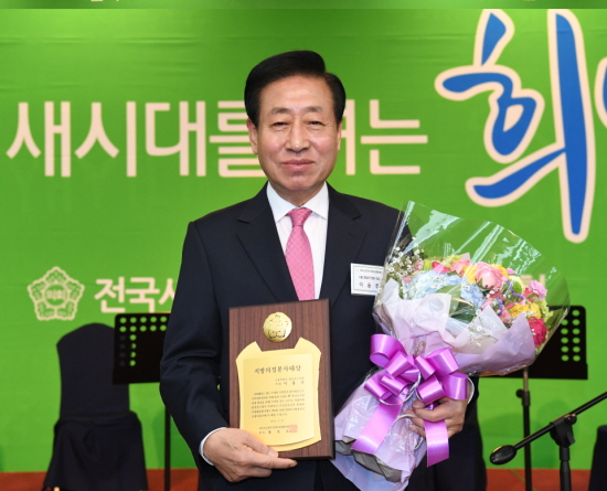 ‘소통하는 의회’, ‘정책 의회 기능 활성화’와 ‘정책개발’에 힘써온 이용주 영등포구의회 의장이 지방의정봉사대상을 수상했다. &copy;영등포구의회 