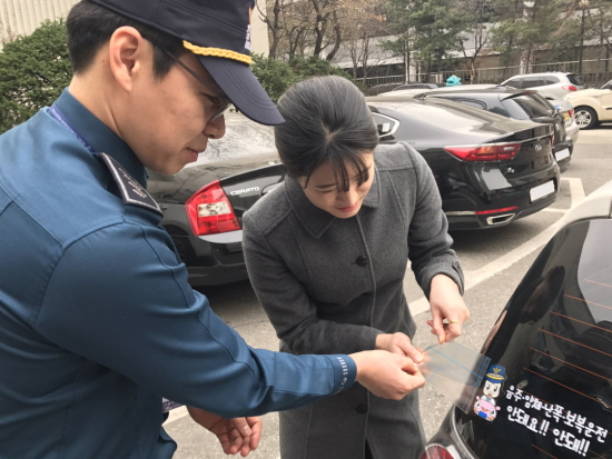 박관수 영등포경찰서 경찰관이 교통반칙 근절 캠페인을 펼치고 있다. &copy;영등포경찰서 