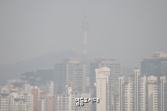 8일 오전 국회에서 바라본 남산타워가 중국발 미세먼지로 인해 희미하게 보인다. &copy;영등포시대 