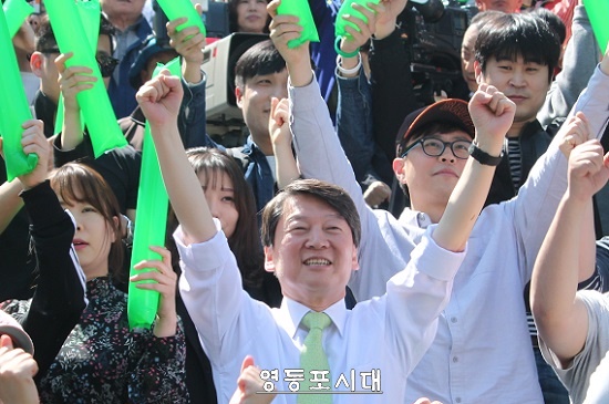 안철수 국민의당 대선 후보가 23일 광화문 유세장을 찾은 지지자들과 함께 무대 위에서 펼쳐지는 안무를 따라하고 있다. &copy;영등포시대 