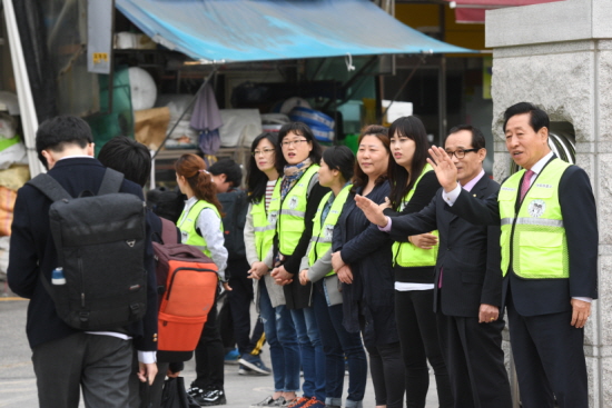 이용주 영등포구의회 의장이 20일 오후 대림동 대림중학교에서 학생의 안전한 귀가를 위해 대림중학교 교장 및 학부모와 함께 하교 지도를 하고 있다. &copy;영등포구의회