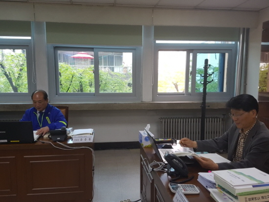 윤준용 결산검사 위원장(사진 왼쪽)과 이장식 위원(사진 오른쪽)이 영등포구의회 2016회계연도 결산검사를 진행하고 있다. &copy;영등포시대 