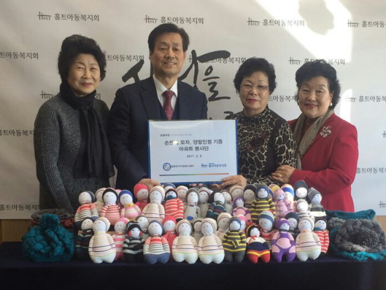 영등포시대 40호 칭찬 릴레이 주인공인 최남순 봉사단장은 사진 오른쪽에서 두 번째다.